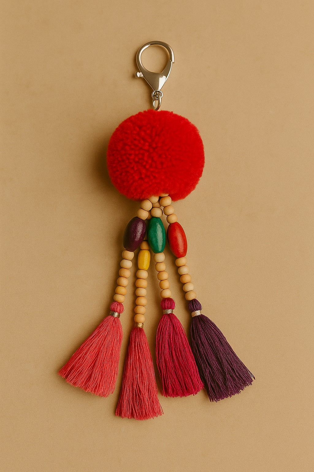 Accessoire en pompon de laine et bois verni fait main