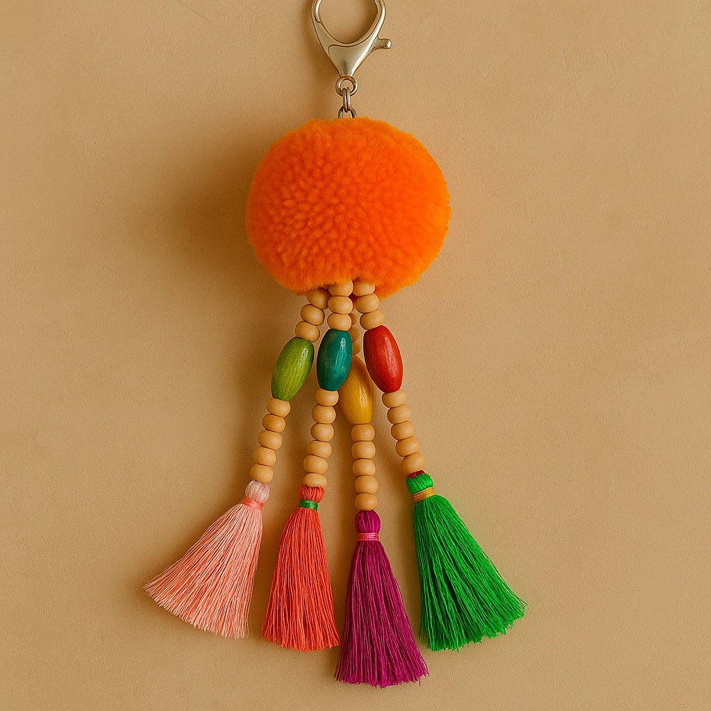 Accessoire en pompon de laine et bois verni fait main