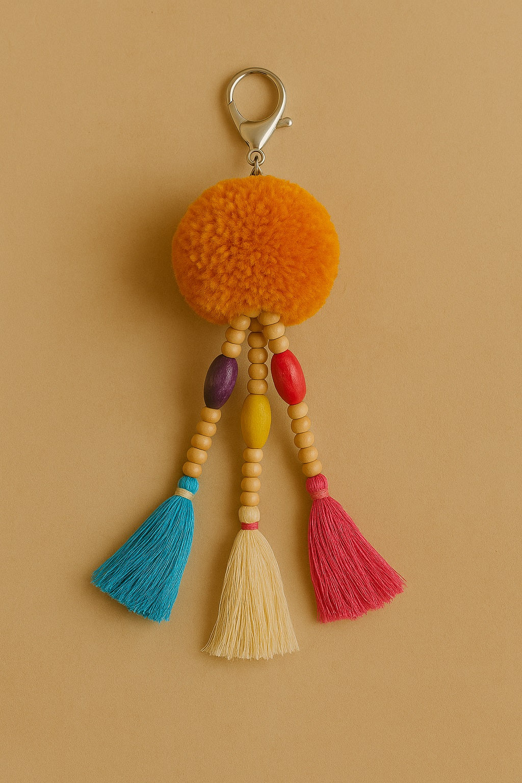 Accessoire en pompon de laine et bois verni fait main